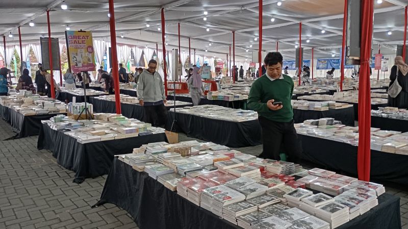 ANTUSIAS: Pengunjung saat menghadiri event Jogja Book Fair yang diselenggarakan di halaman Grhatama Pustaka, Kompleks DPAD DIY Kamis (11/9).