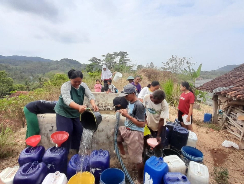 Warga di wilayah utara Kebumen memanfaatkan droping bantuan air bersih dari BPBD Kebumen (Dokumentasi BPBD Kebumen)