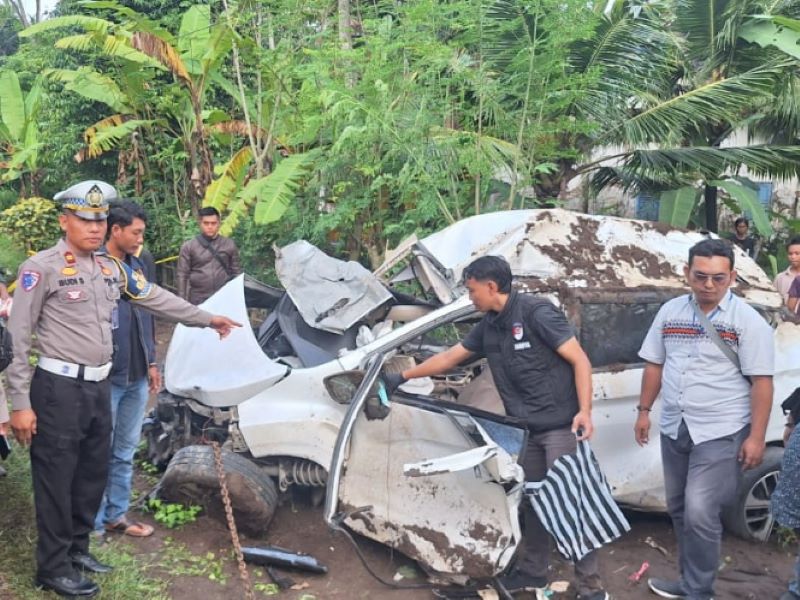 RINGSEK : Mobil yang dikendarai pegawai BUMN ringsek usai tertabrak kereta api di perlintasan tanpa palang pintu, tepatnya di Desa Mekarsari, Kecamatan Kutowinangun, Kamis (11/9) siang.