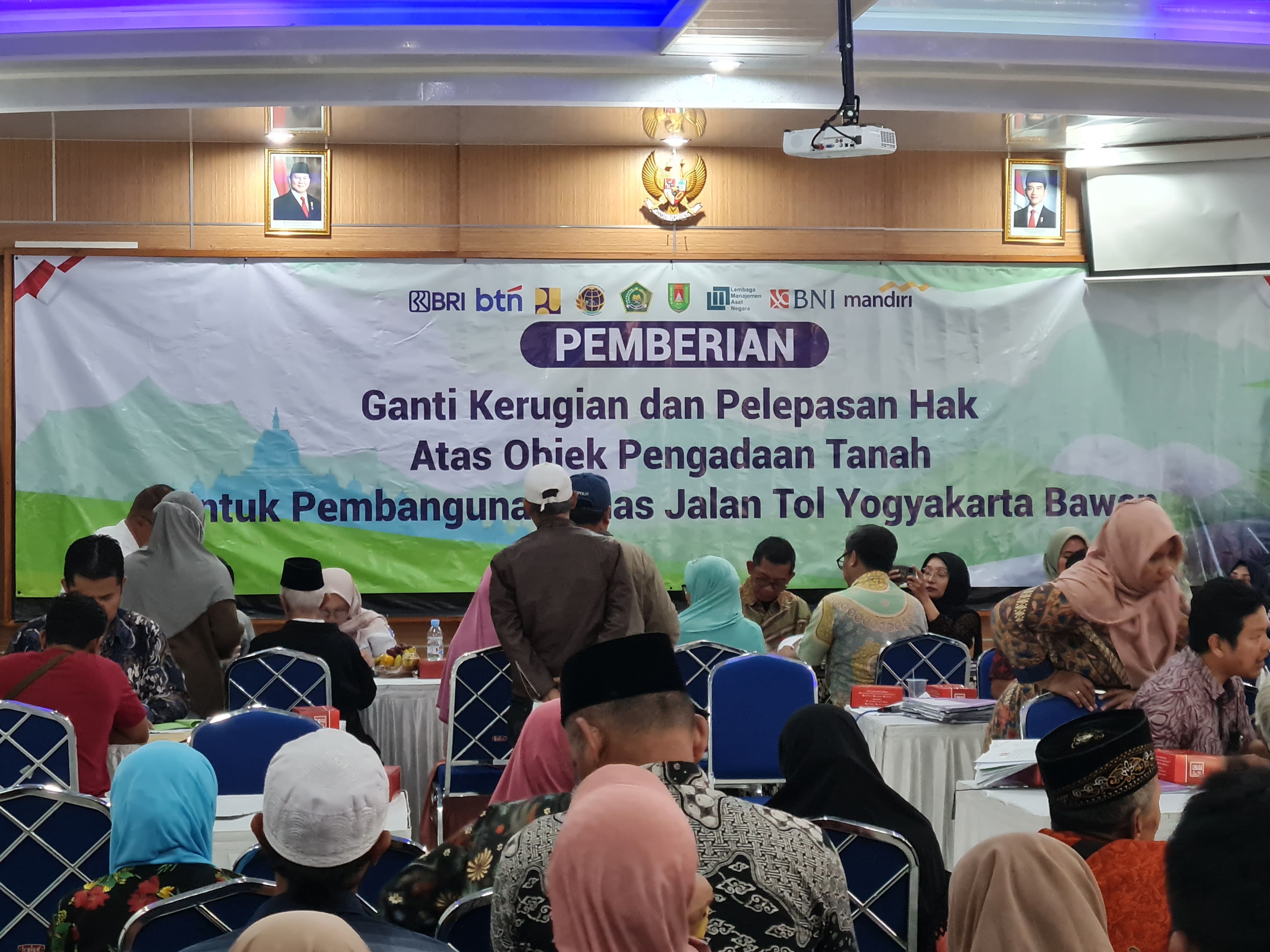 Secara bertahap, warga mendapatkan uang ganti kerugian (UGR) karena terdampak proyek pembangunan jalan tol Jogja-Bawen.