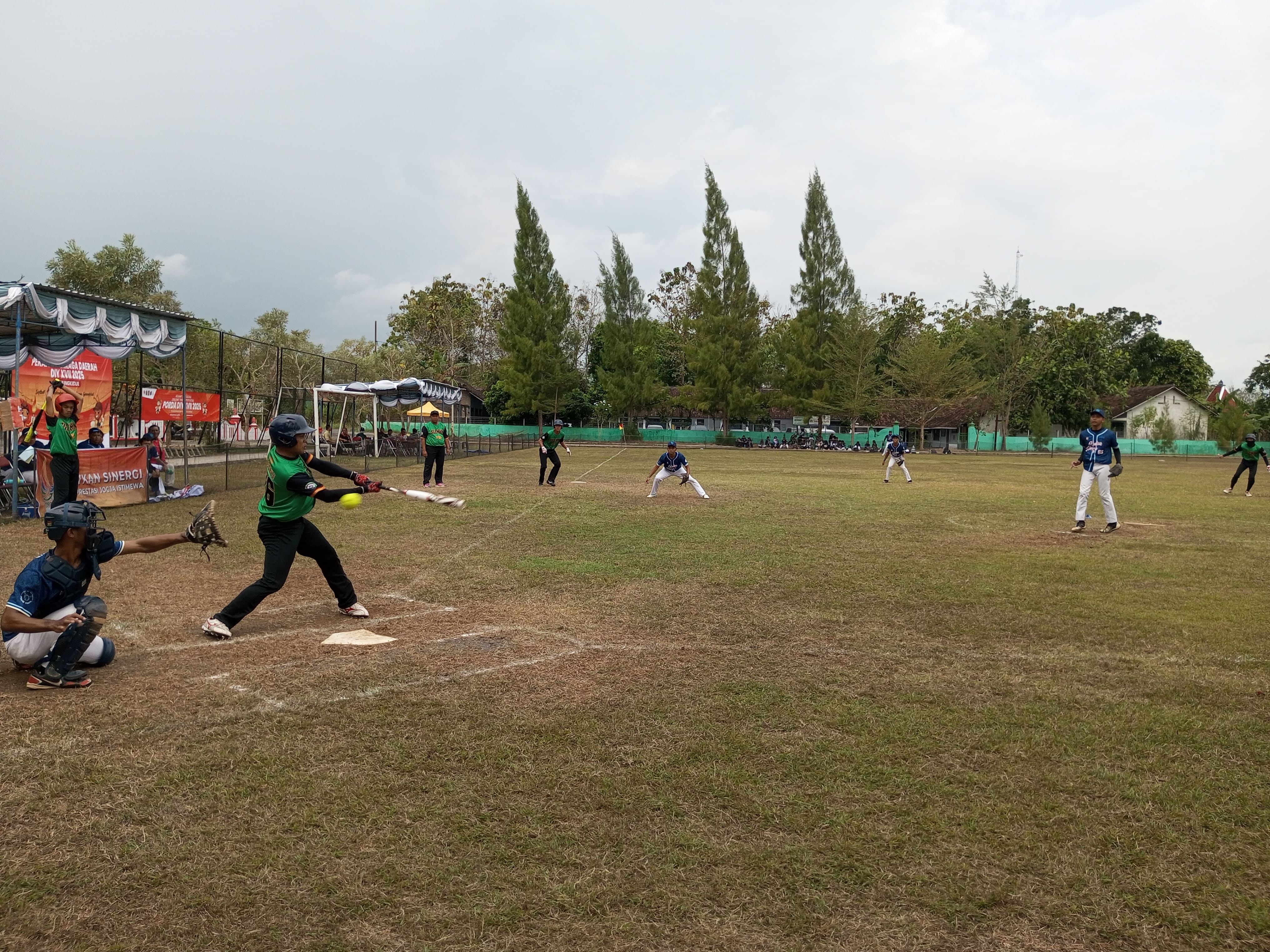 Tim Softball Putra Kontingen Sleman sedang berlaga melawan Tim dari Kulonprogo dalam Porda DIJ XVII di Lapangan Playen Gunungkidul.