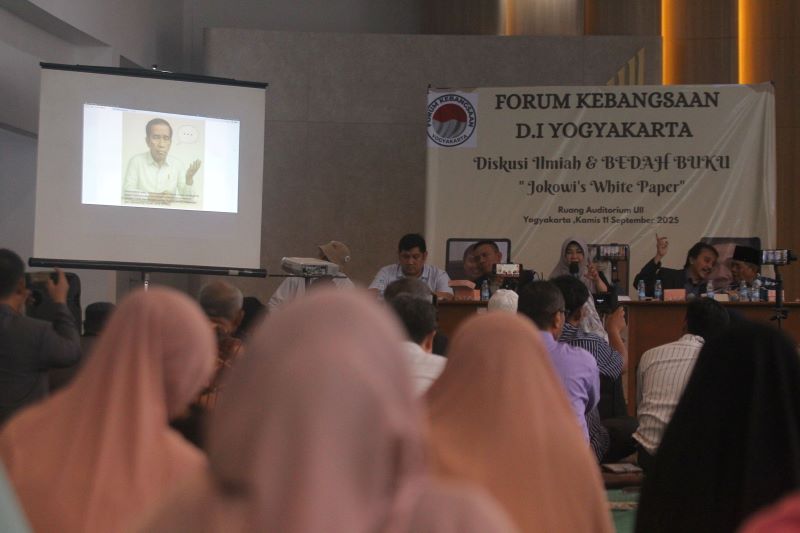 BEDAH BUKU: Roy Suryo (kanan), Tiffauzia Tiyassuma (tengah), dan Rismon Sianipar menggelar diskusi ilmiah tentang buku Jokowi&rsquo;s White Paper di UII Jalan Cik Di Tiro Kam