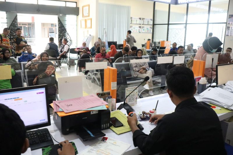 MEMBELUDAK: Layanan pembuatan SKCK Polres Kulon Progo dipadati pengunjung.&nbsp;