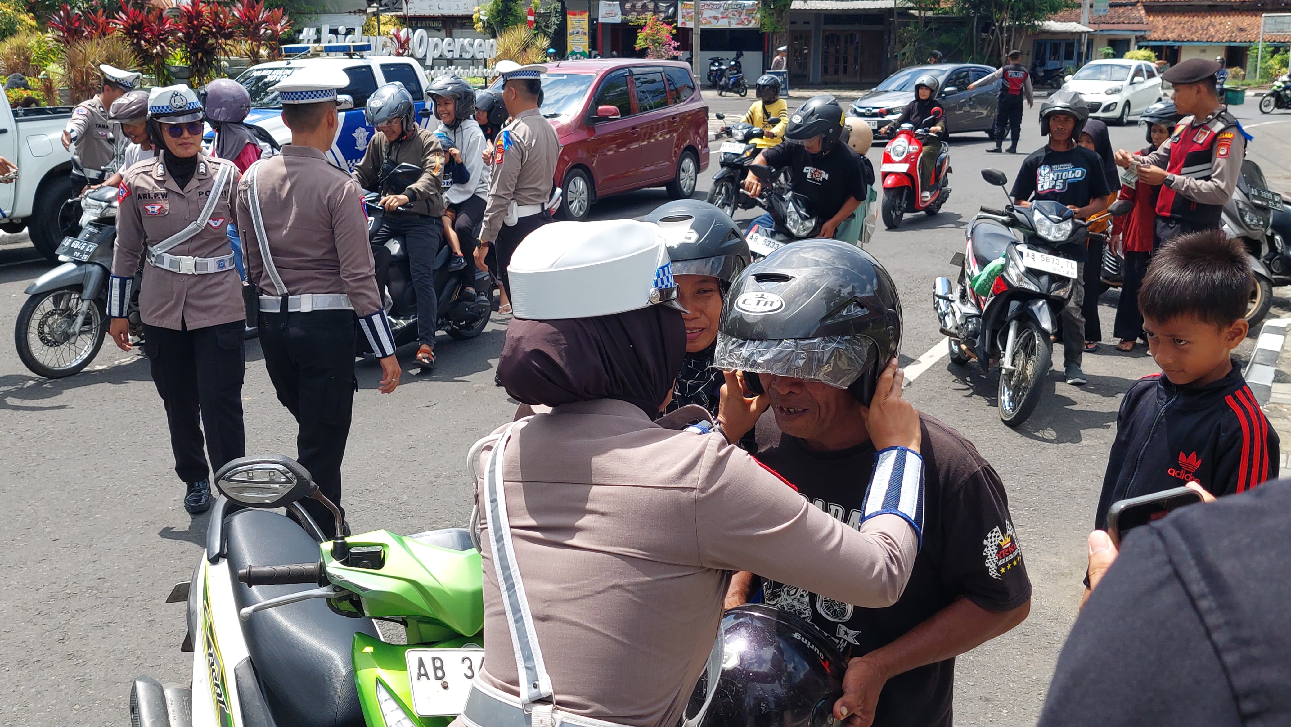 Personel Satlantas menghentikan kendaraan yang tak taat pajak.