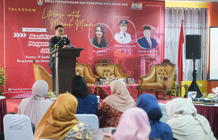 ANTUSIAS: Pelajar hingga masyarakat umum antusias mengikuti talk show di aula Perpustakaan Kota Magelang, kemarin (11/9).