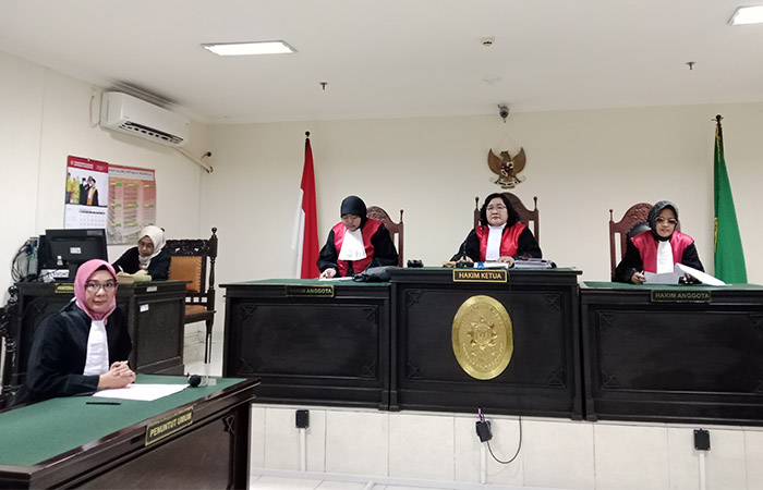 TANGGAPI EKSEPSI: Persidangan perkara kecelakaan lalu lintas dengan terdakwa dan korban yang sama-sama mahasiswa UGM di PN Sleman, kemarin (11/9).