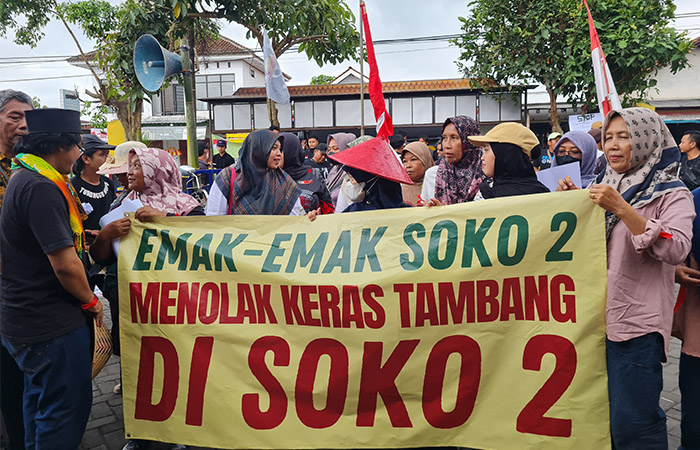 DAMAI: Puluhan warga Dusun Soko 2, Sokorini, Muntilan, mendatangi balai desa setempat untuk memprotes aktivitas penambangan ilegal di Sungai Pabelan, kemarin (11/9).