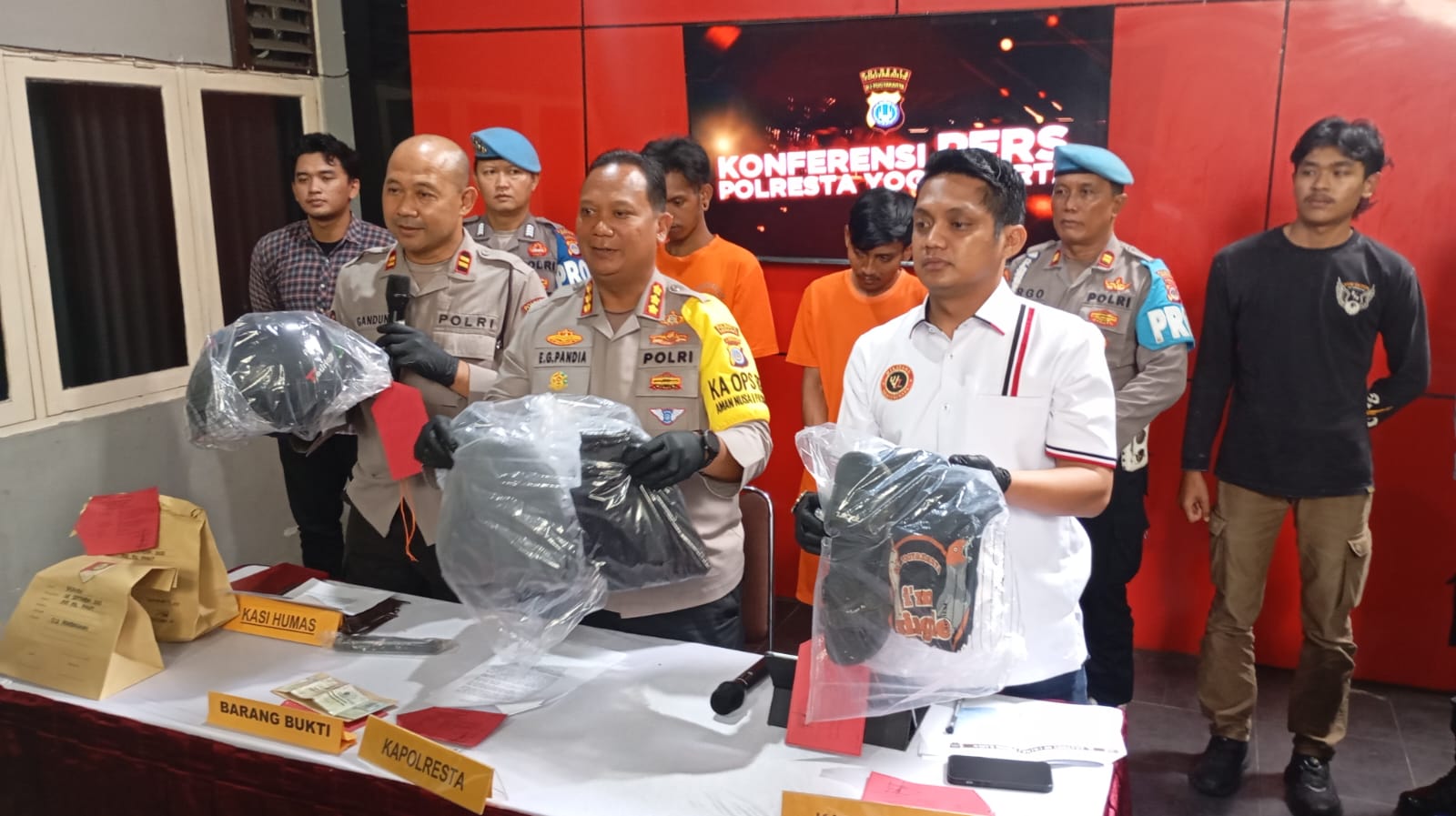 Kedua pelaku pengrusakan enam pos polisi di wilayah Kabupaten Sleman dan Kota Jogja saat dihadirkan di Mapolresta Yogyakarta, Kamis (11/9/2025).