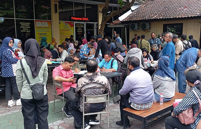 ANTRE: Suasana ketika ratusan pemohon SKCK di Mapolresta Jogja, kemarin (11/9).
