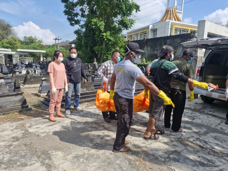 EVAKUASI: Jasad tanpa identitas yang ditemukan di area pemakaman Randuguwang, Kalurahan Sariharjo, Kapanewon Ngaglik, Sleman Jumat (12/9).