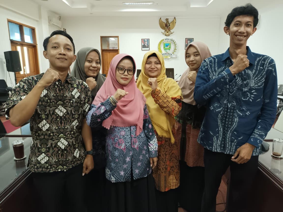 Rombongan tenaga pendidik R5 datang ke gedung DPRD Kebumen untuk menyuarakan aspirasi terkait kejelasan status, Jumat (12/9). (M Hafied/Radar Jogja)  &nbsp;