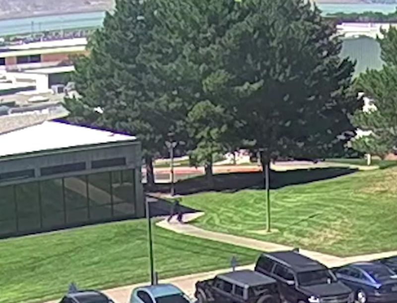 Tangkapan layar dari video terduga pelaku penembakan Charlie Kirk yang dirilis oleh FBI.