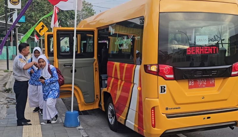 BEROPERASI: Bus Sekolah membawa siswa berangkat sekolah.