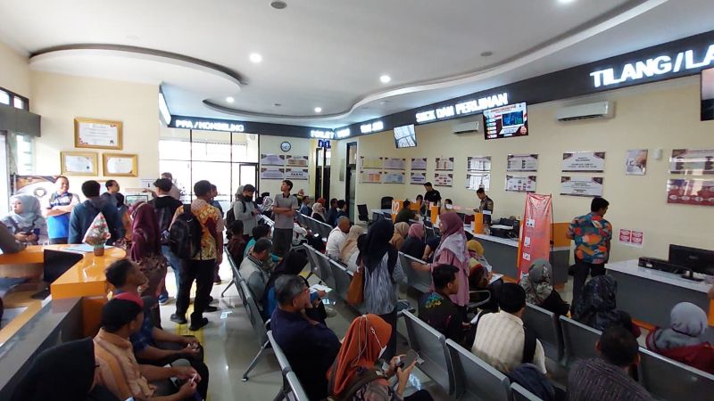 ANTRE: PPPK Paruh Waktu menunggu mendapatkan SKCK di Polres Kulon Progo.&nbsp;