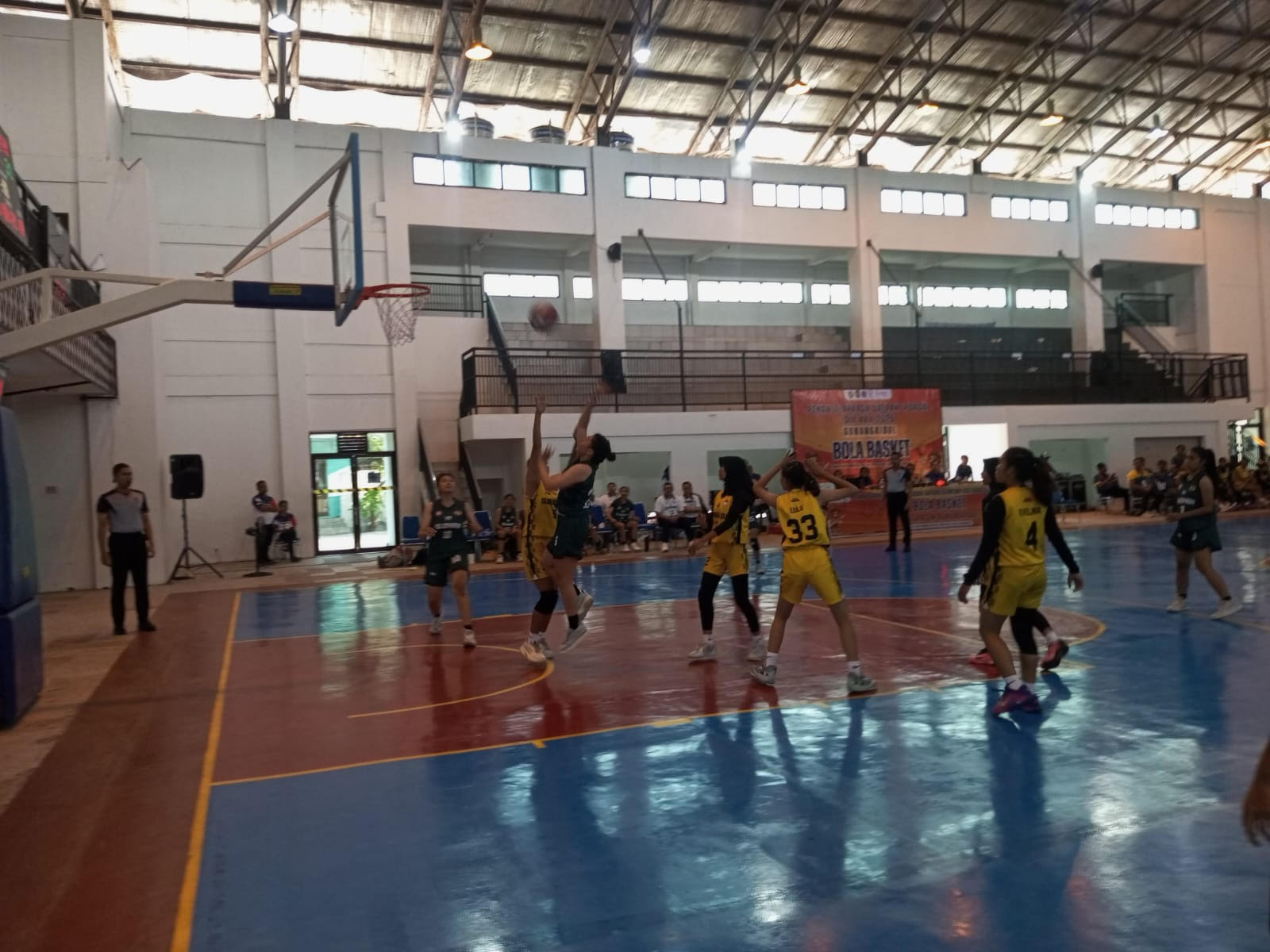 Tim putri bola basket Sleman berhasil menumbangkan Gunungkidul dengan skor mencolok 90-24 di GOR Siyono Gunungkidul pada Jumat (12/9).