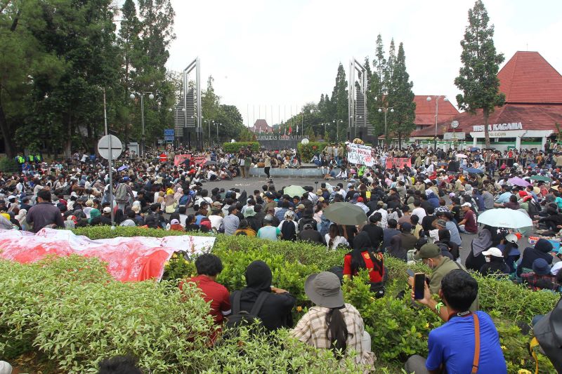 LEBIH AMAN: Penggunaan media sosial kini lebih dipilih untuk menyuarakan aspirasi sebagai aksi demo. Hal ini karena tidak adanya kekerasan atau penahanan fisik yang kerap terjadi saat demonstrasi