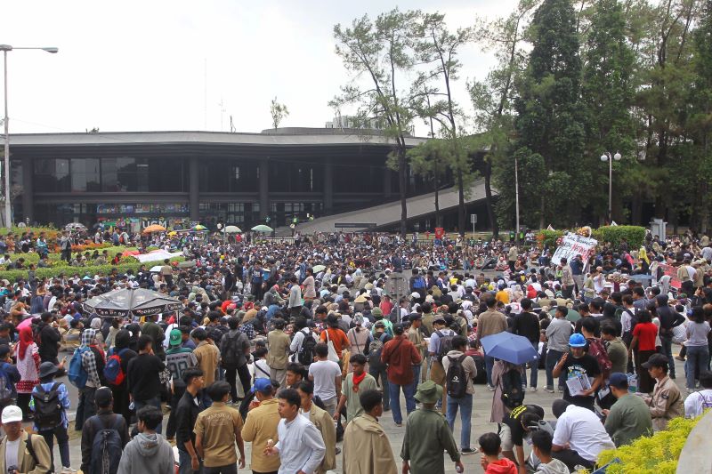 Kehadiran demonstran di UGM tak luput dari peran media sosial yang awalnya penyelenggaraan aksi demo bakal digelar di wilayah Malioboro.