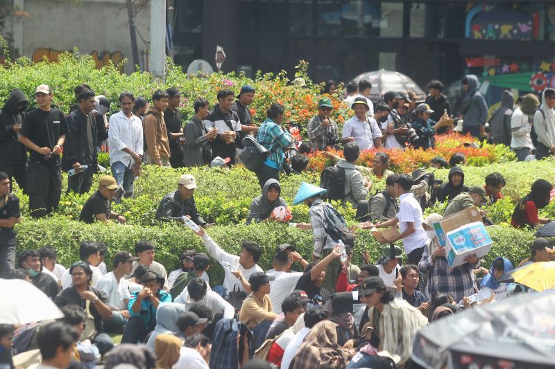 GERAKKAN MASSA: Ratusan mahasiswa yang tergabung dalam Aliansi Jogja Memanggil menggelar aksi damai di Bundaran UGM Senin (1/9). Kehadiran mereka tak luput dari peran m