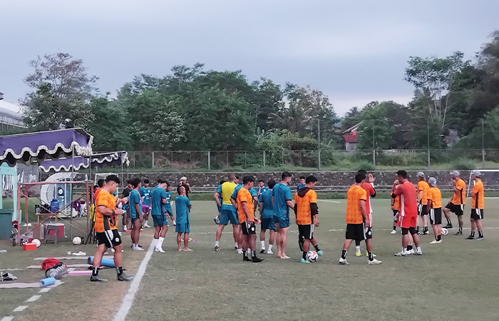 SIAP 100 PERSEN: Para pemain PSS Sleman saat menjalani latihan rutin di Lapangan Pakembinangun, Sleman.