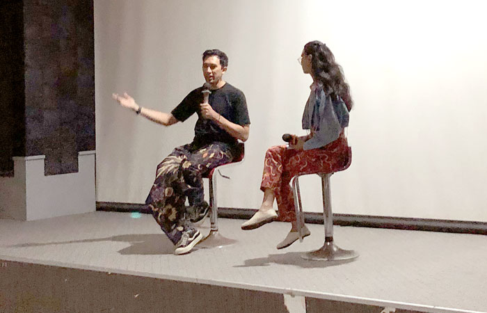 Sutradara film Riza Pahlevi saat menjadi narasumber dalam diskusi film di Jogja, Jumat (12/9).