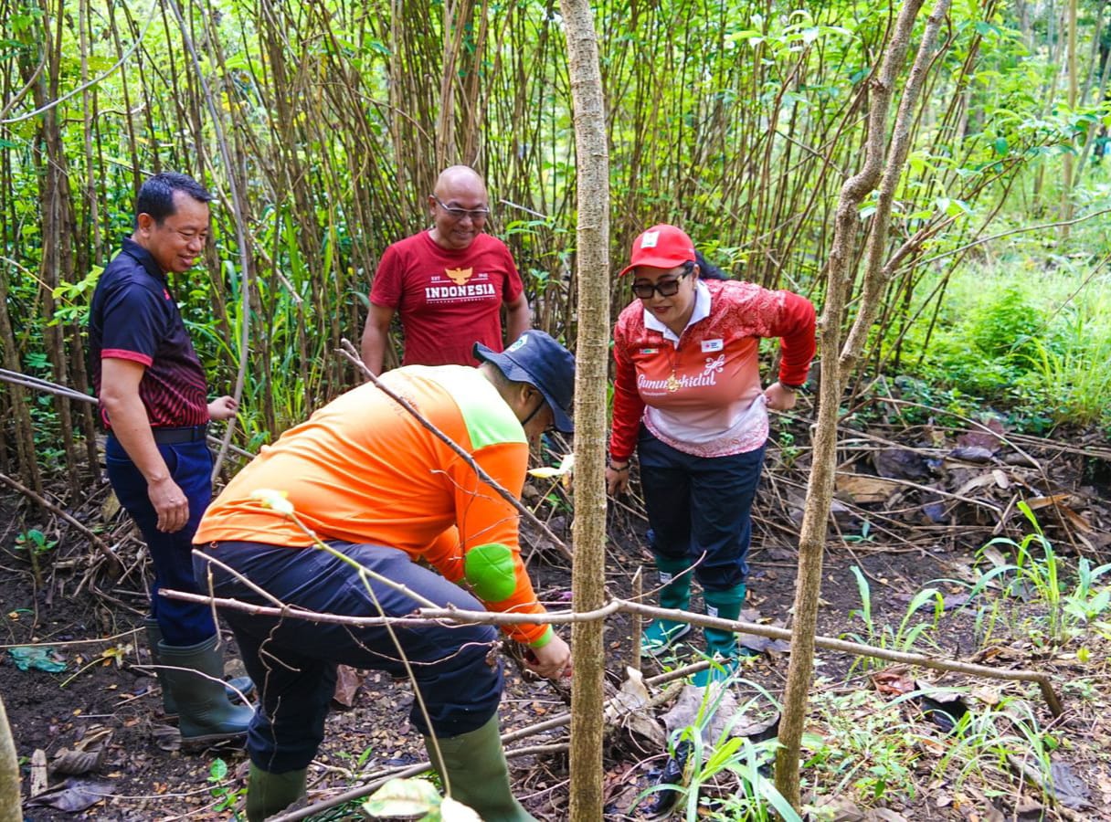 Gerakan Bersih Kali Gunung Ringin di Kalurahan Pacarejo, Kapanewon Semanu, Jumat (12/9). Kegiatan ini sekaligus memperingati World Cleanup Day (WCD) 2025 yang diikuti lebih