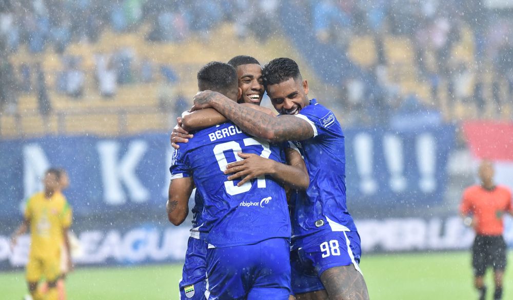 Selebrasi pemain Persib Bandung setelah Uilliam Barros mencetak gol kemenangan atas Persebaya