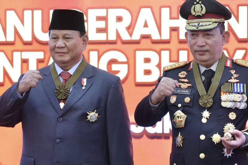SALAM KOMANDO: Presiden Prabowo saat bersandingan dengan Kapolri Jenderal Listyo Sigit Prabowo.