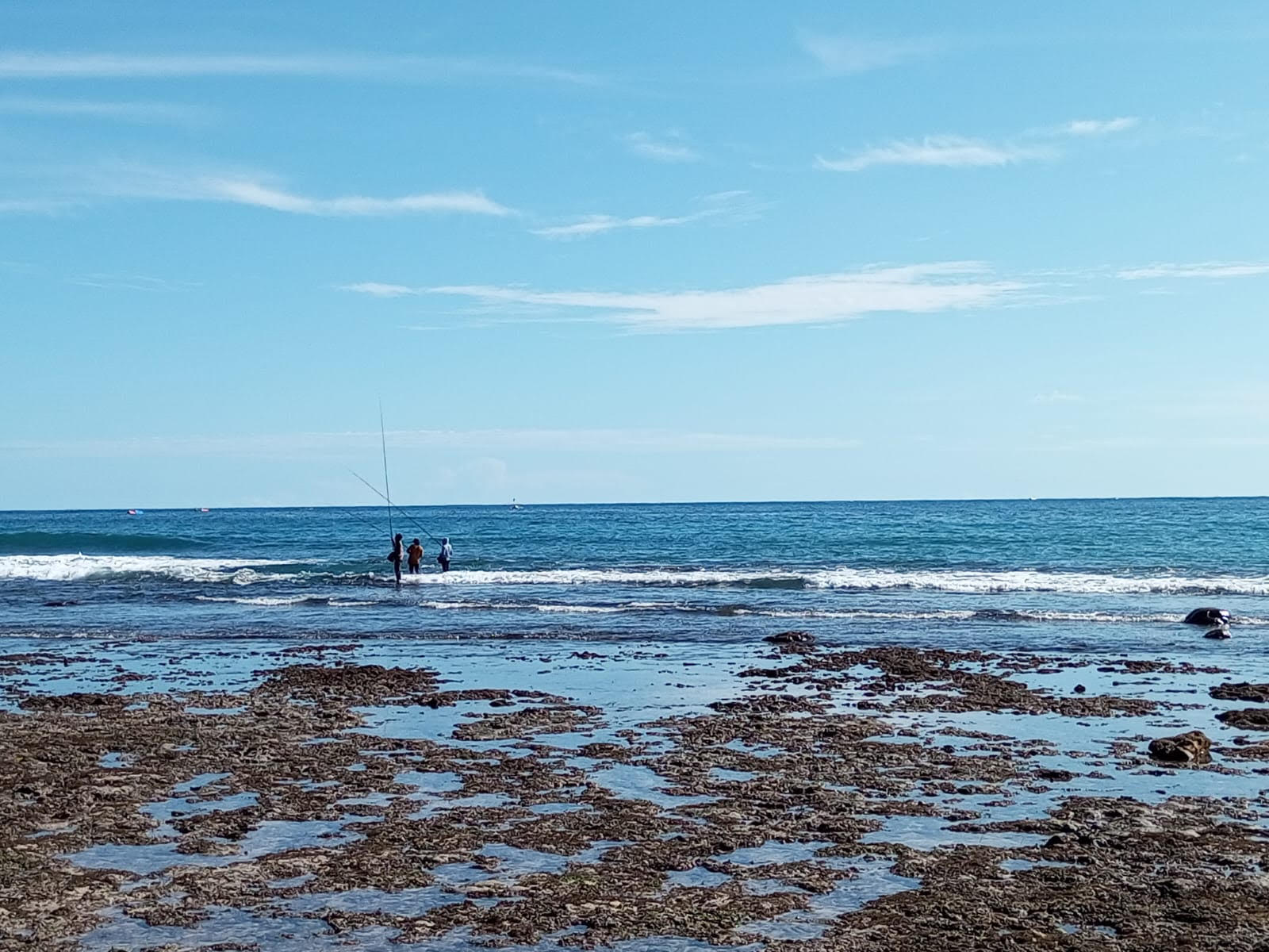 &nbsp;Kondisi sore hari di Pantai Wediombo batuan karang terlihat akibat gelombang surut. Situasi seperti ini sering dimanfaatkan masyarakat sekitar untuk mencari kerang.