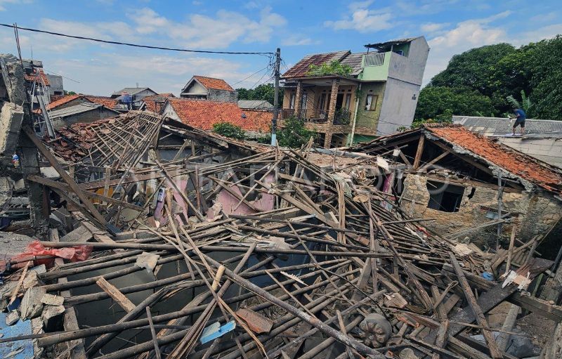 Kondisi rumah warga yang hancur di permukiman RT/RW 03/01, Kelurahan Pondok Cabe Ilir, Kecamatan Pamulang, Tangerang Selatan, Banten akibat ledakan misterius, Jumat dini hari, 12 September 2025.