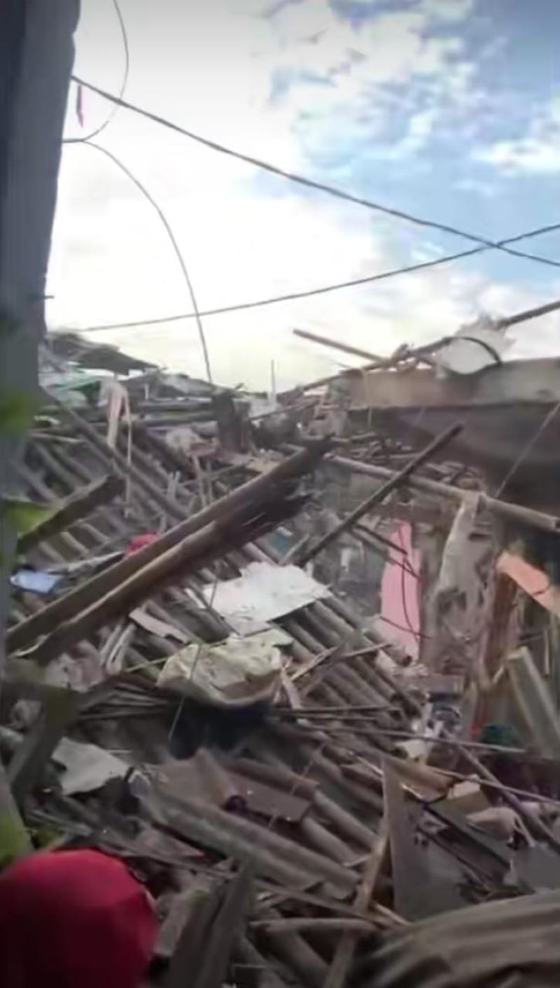 Kerusakan akibat ledakan di daerah Pamulang.