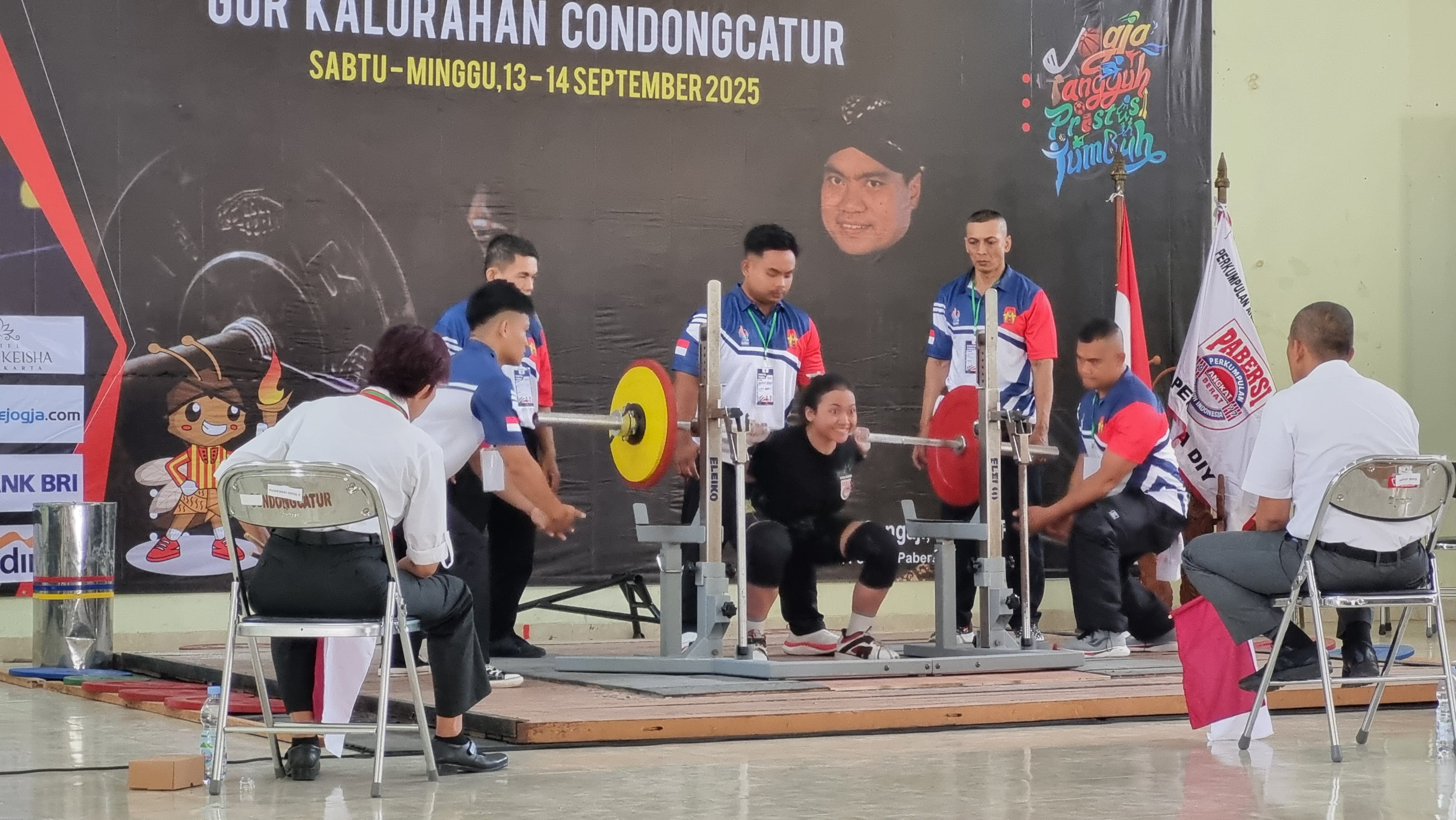 Para atlet PORDA DIJ saat melakukan persiapan dan pelaksanaan Cabor angkat berat.
