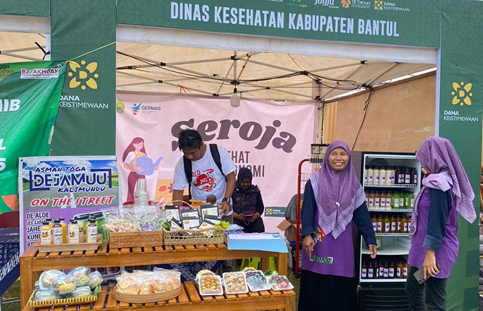 Tradisional: Bazar UMKM di lapangan Kanggotan juga menyediakan aneka makanan dan minuman lokal. Di antaranya seperti mi lethek, dawet ireng, jamu dan lainnya.
