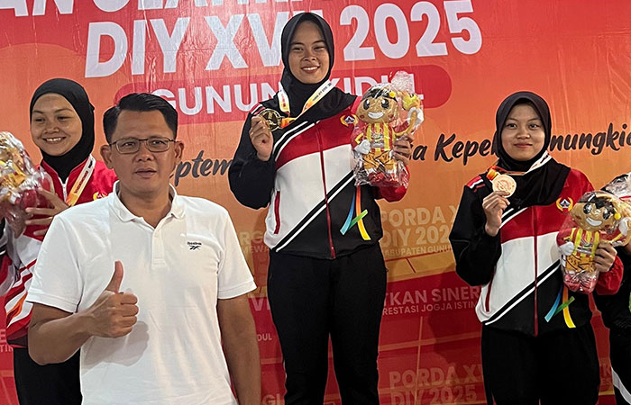 Wabup Sleman Danang Maharsa saat menyambangi para atlet bridge kontingen Sleman yang berlaga di Porda XVII 2025.