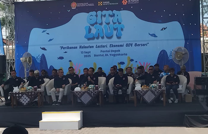 BERTEMU NELAYAN: Gubernur DIY Hamengku Buwono X menghadiri Gerakan Cinta Laut di Pantai Depok, Bantul. Dalam acara itu juga diadakan kegiatan bersih pantai melibatkan berbagai elemen masyarakat.