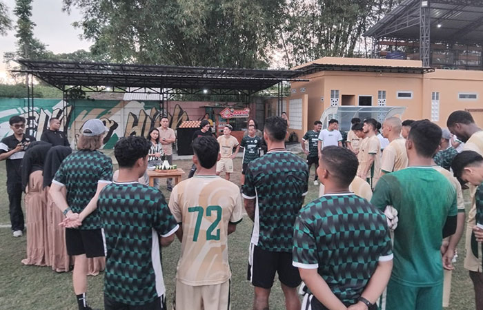 MEMULAI PERJUANGAN: Doa bersama usai skuad PSS Sleman menggelar latihan rutin di Lapangan Pakembinangun, Sleman, Sabtu (13/9) sore.