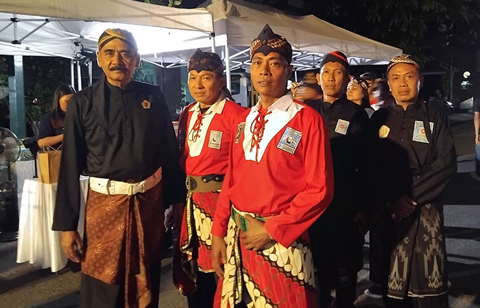 Para pesilat saat akan tampil di malam puncak PMF 2025, Sabtu (13/9).  &nbsp;