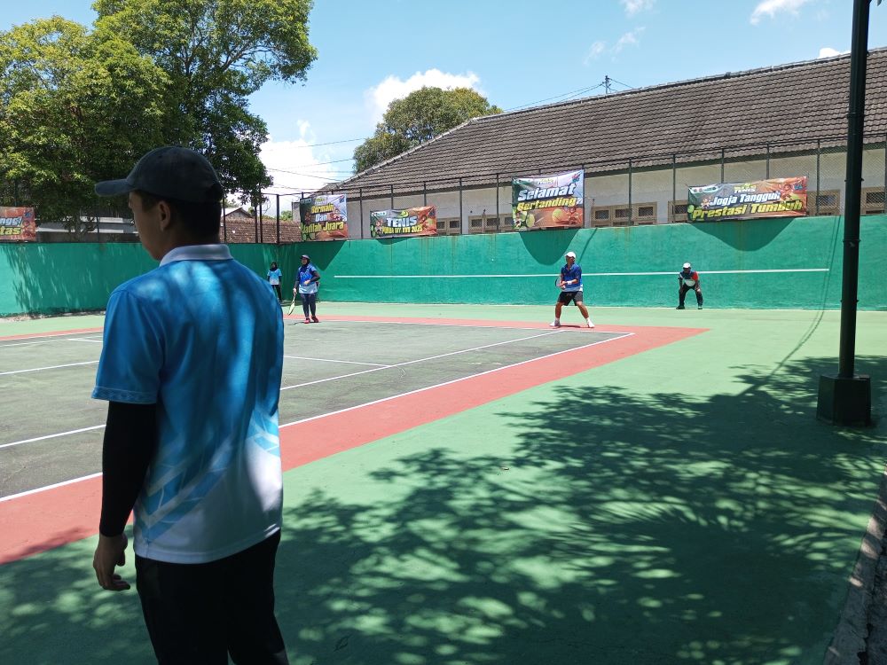 TANGGUH: Pasangan Achad Imam Ma&rsquo;ruf dan Rekyan Woro menumbangkan wakil Bantul dua set berturut-turut pada cabor tenis lapangan ganda campuran, Minggu (14/9).