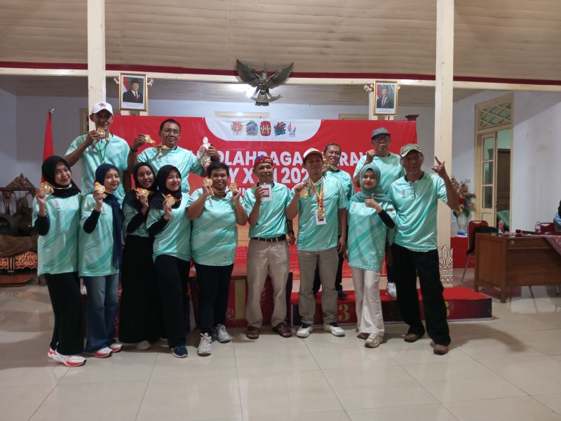 Tim Bridge Kontingen Sleman sedang melakukan selebrasi foto bersama seusai daerahnya menyabet juara umum di cabang olahraga ini.