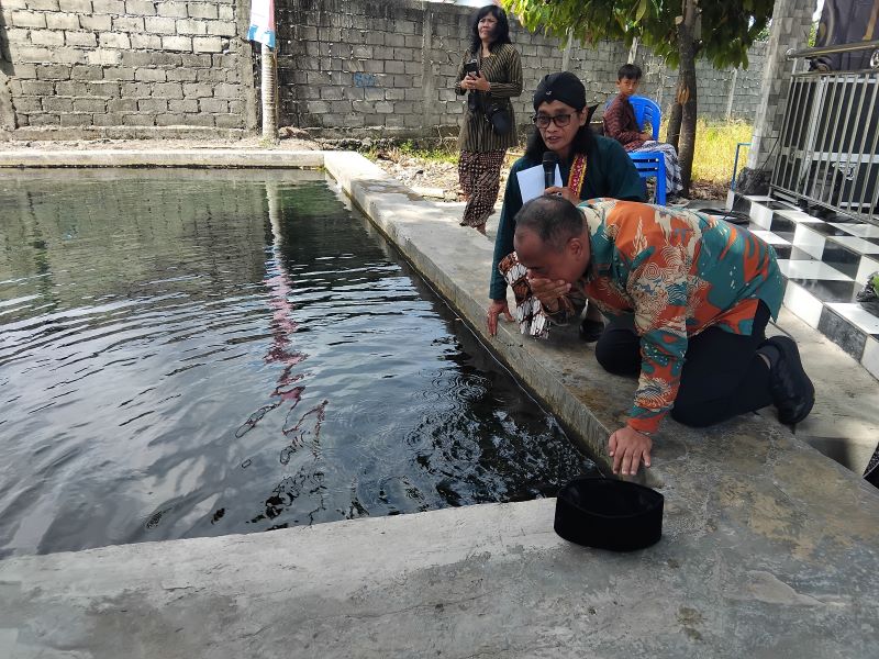 NGURI-URI BUDAYA: Bupati Sleman Harda Kiswaya saat cuci muka di Umbul Temanten Lojajar Minggu (14/9).