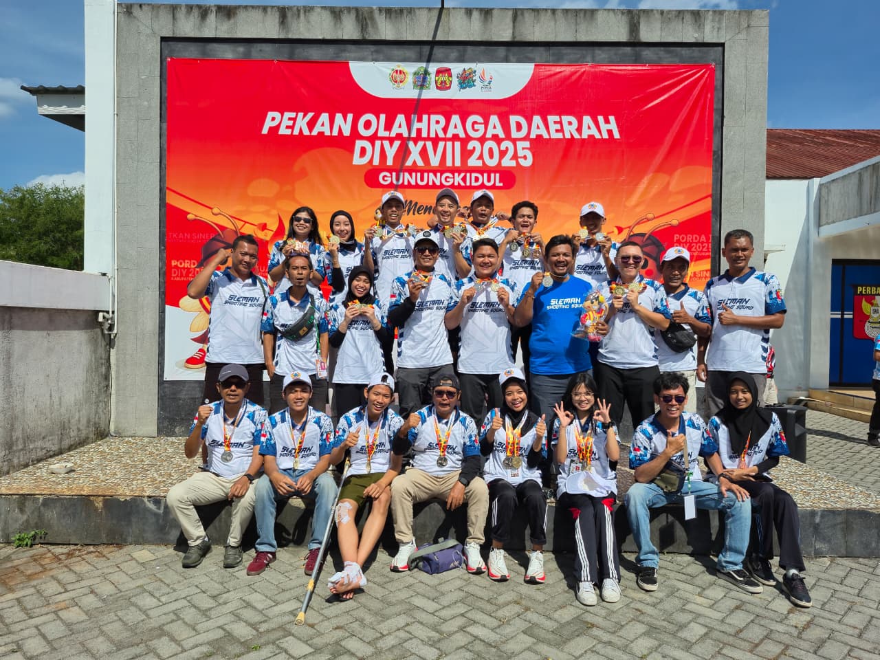 25 MEDALI: Kontingen menembak Sleman foto bersama usai menjadi juara umum cabor ini Minggu (14/9).