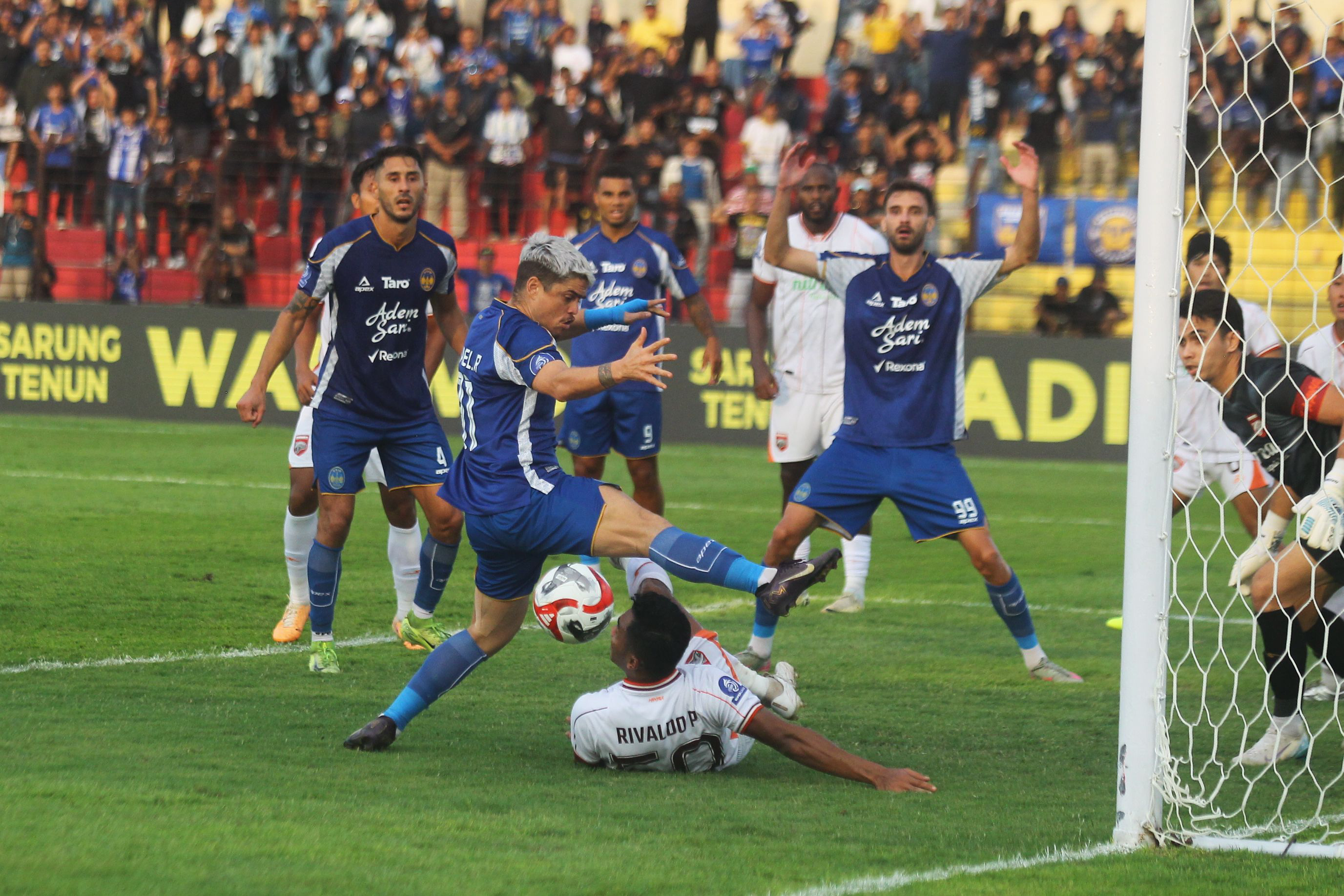Penyerang PSIM jogja Rafinha gagal memanfaatkan peluang di depan gawang Borneo