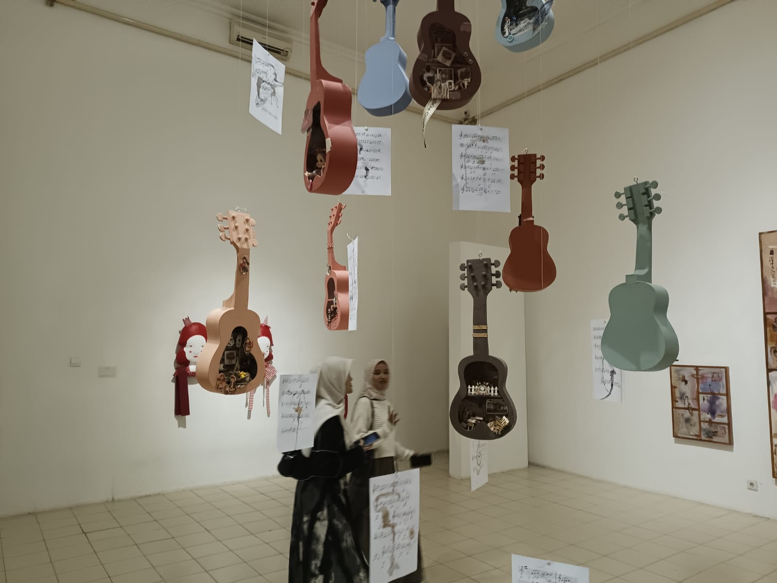 Pengurus Dewan Kesenian Kebumen menyaksikan pameran seni di Jogja Gallery. Kunjungan ini sebagai bagian dari studi komparasi.