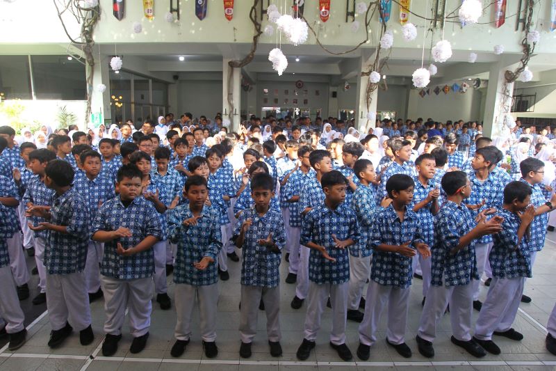 Siswa SMP Negeri 2 Yogyakarta saat mengikuti upacara HUT sekolah.