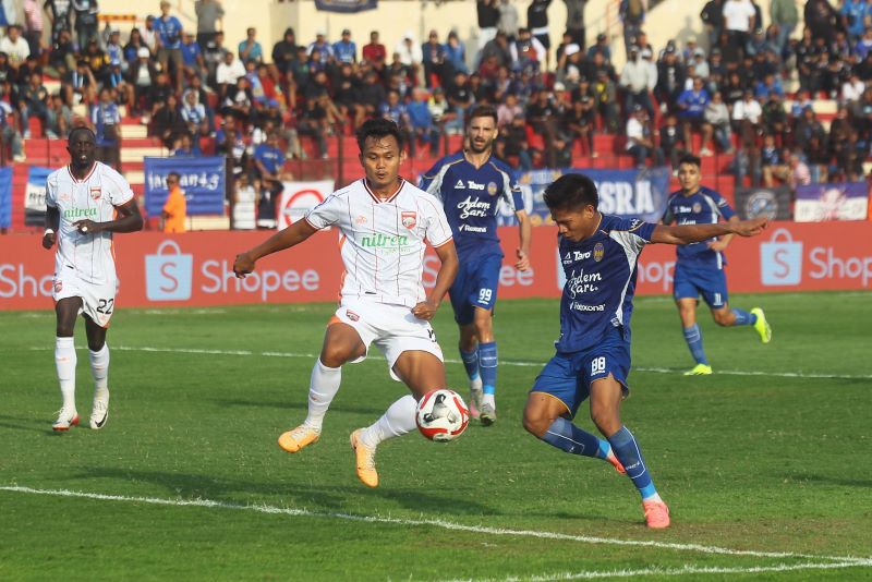 Pertandingan antara PSIM Jogja melawan Borneo FC di Stadion Sultan Agung (SSA) Bantul, Minggu (14/9)