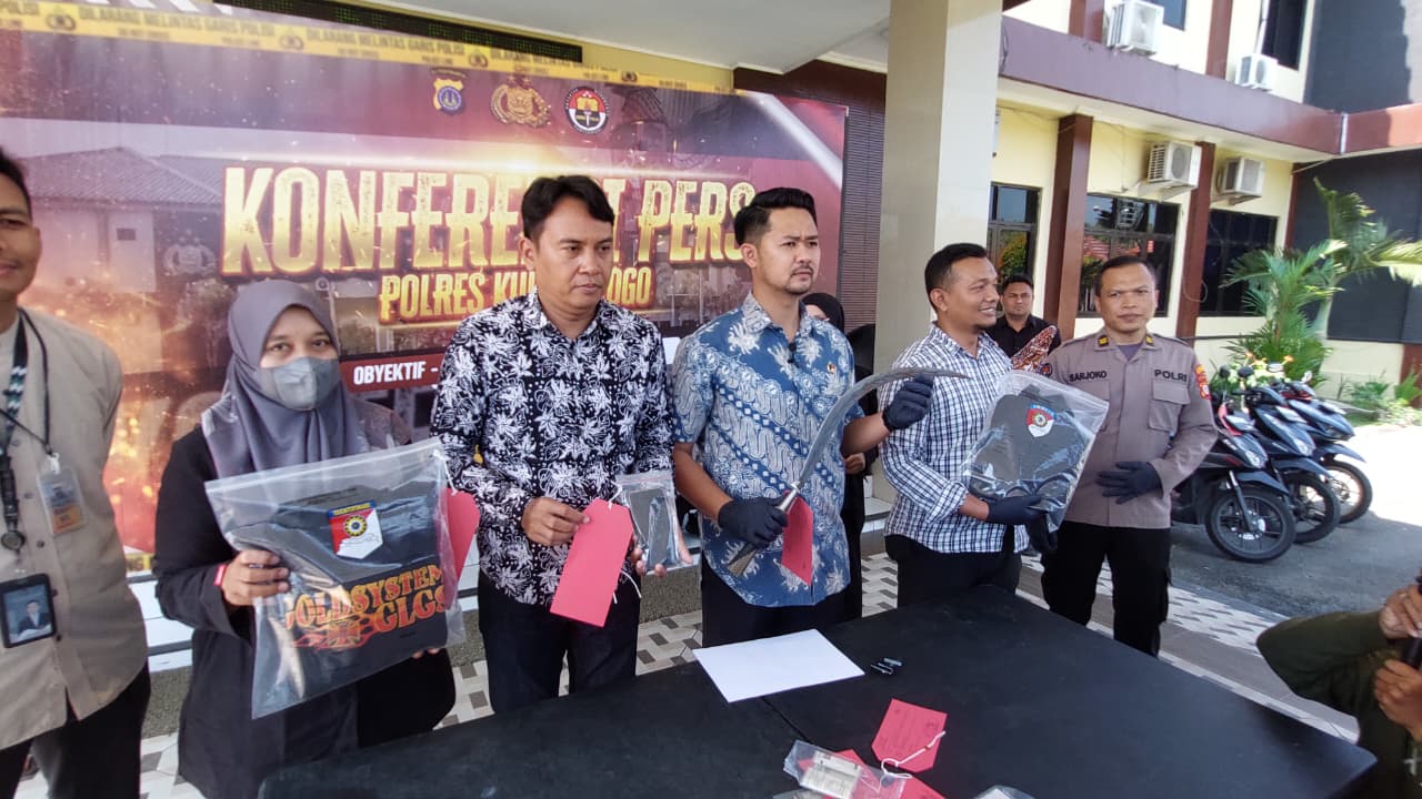 SAJAM: Personel Polres Kulon Progo memperlihatkan barang bukti berupa clurit