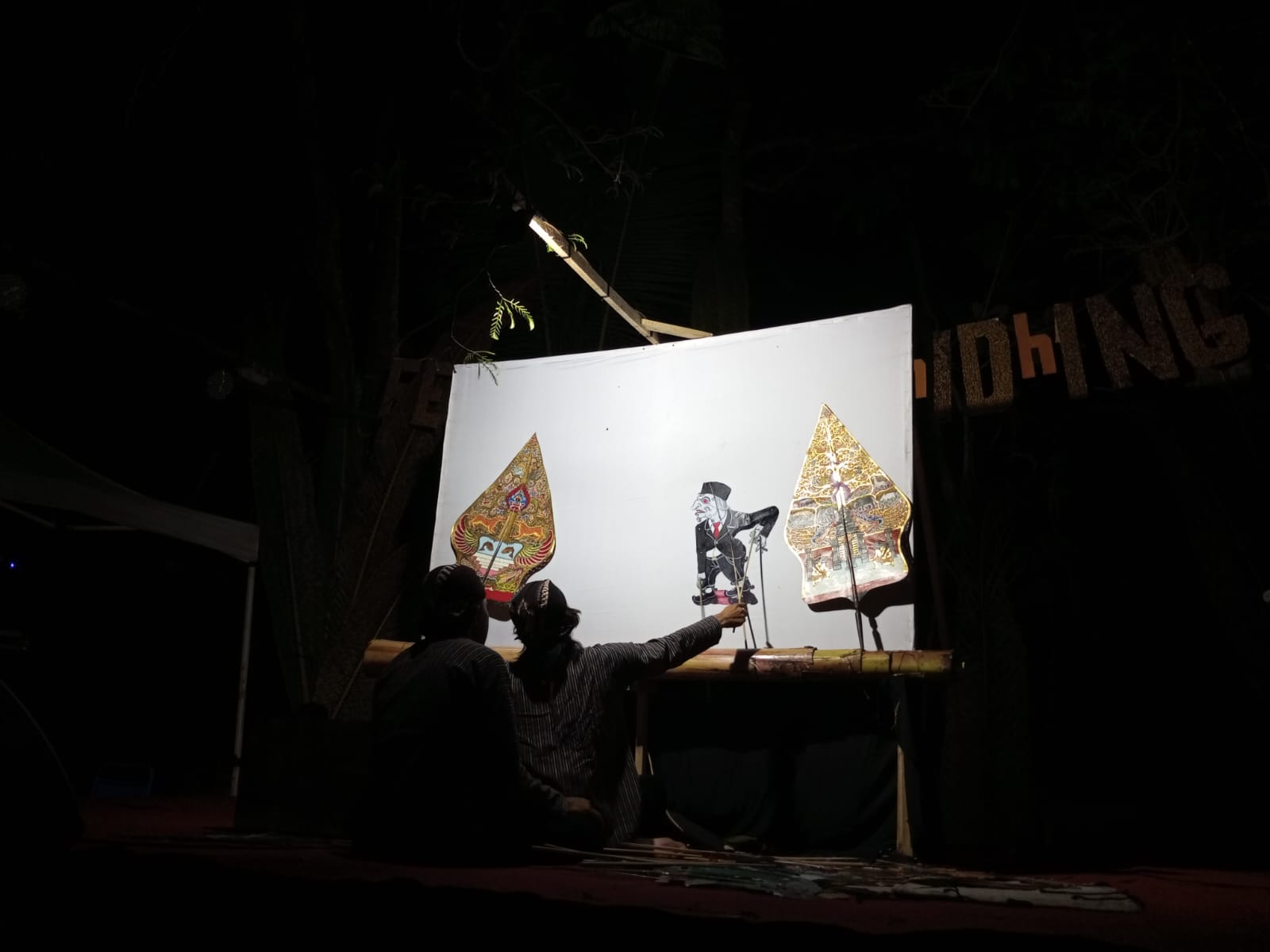 Wayang Uwuh membawakan ide cerita bertajuk Obar-abir sebagai pementasan wayang kontemporer yang tidak meninggalkan sedikitpun tradisi wayang konvensional.