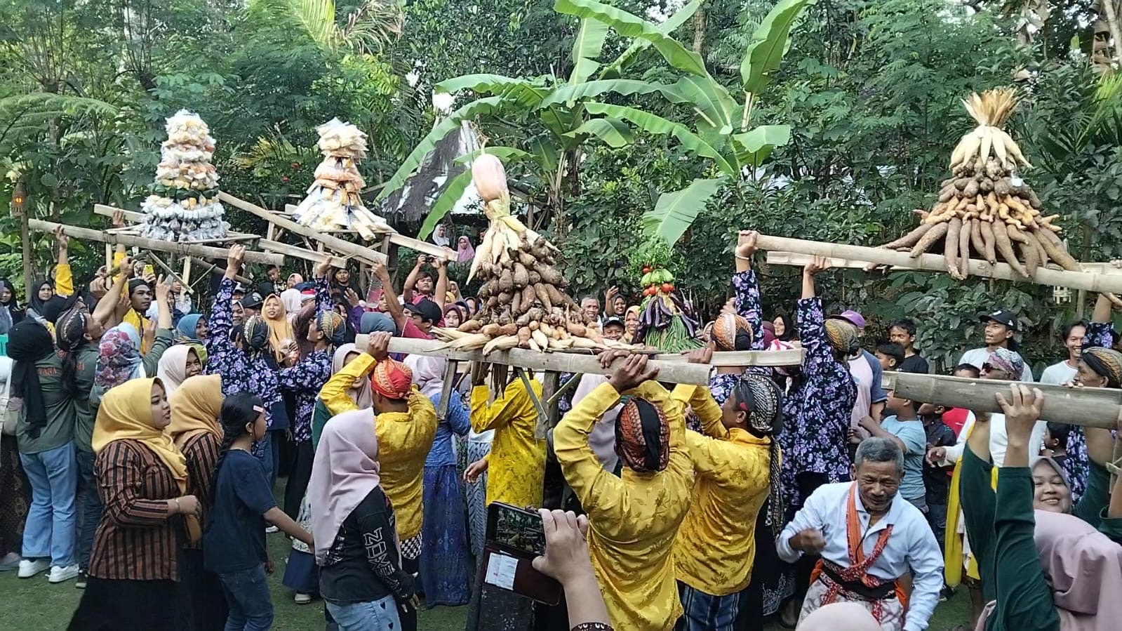 Warga Desa Ngargogondo menggelar Ruwat Rawat Menoreh, Sabtu (13/9).