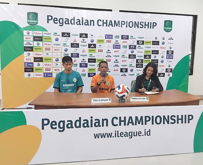 Pelatih Kepala PSS Sleman Ansyari Lubis dan bek kiri PSS Kevin Gomes saat konferensi pers kemarin, Minggu (14/9/2025).