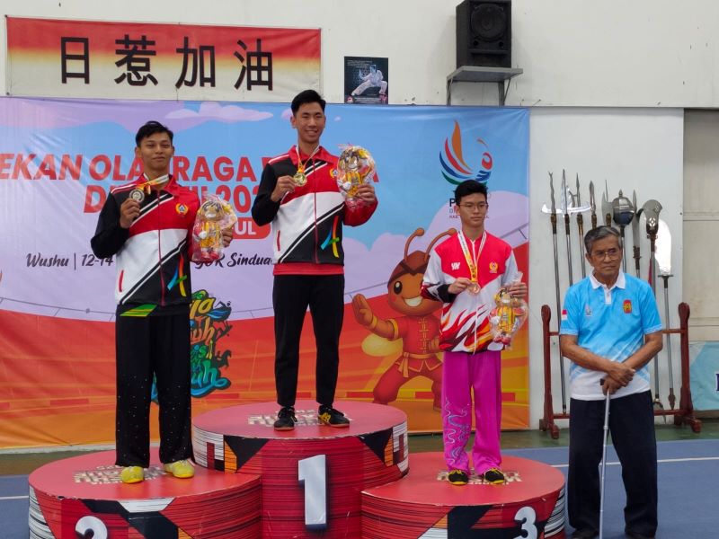 Atlet wushu pada gelaran Porda XVII DIY 2025 saat berfoto di atas podium
