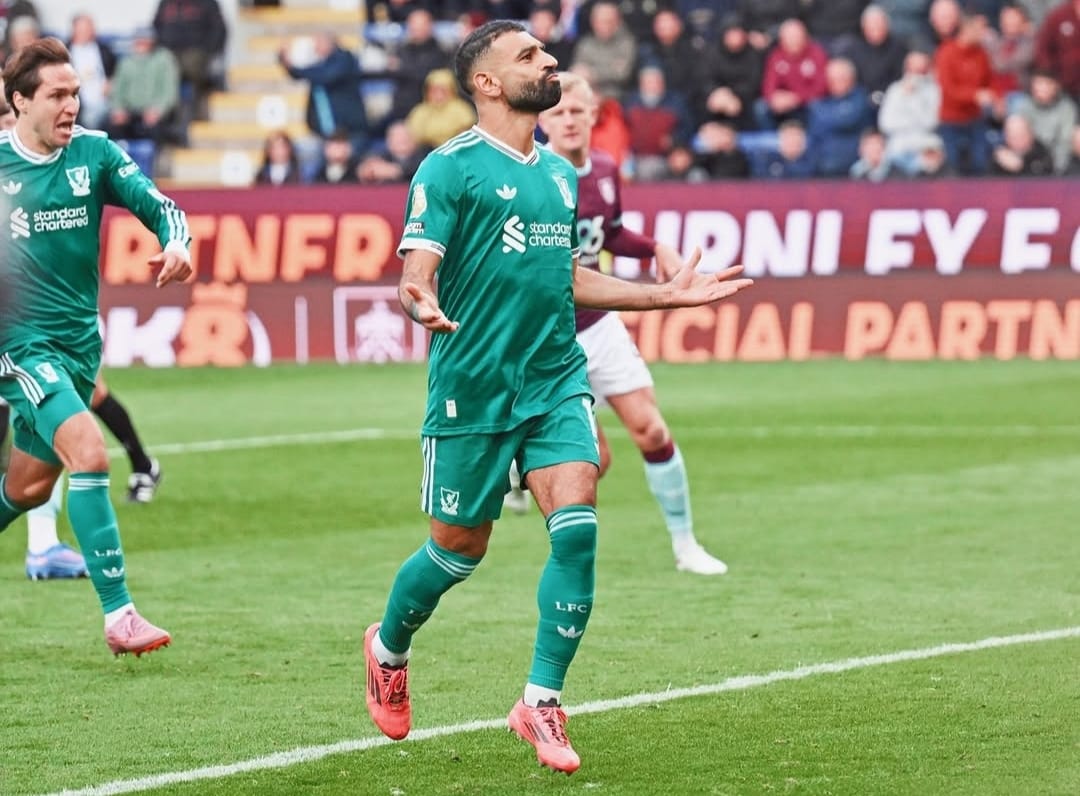 Selebrasi Mohamed Salah setelah mencetak gol kemenangan Liverpool atas Burnley melalui penalti
